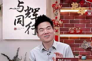 人生赢家！女友亲吻小蜘蛛合影，社媒晒照发文：我的冠军！